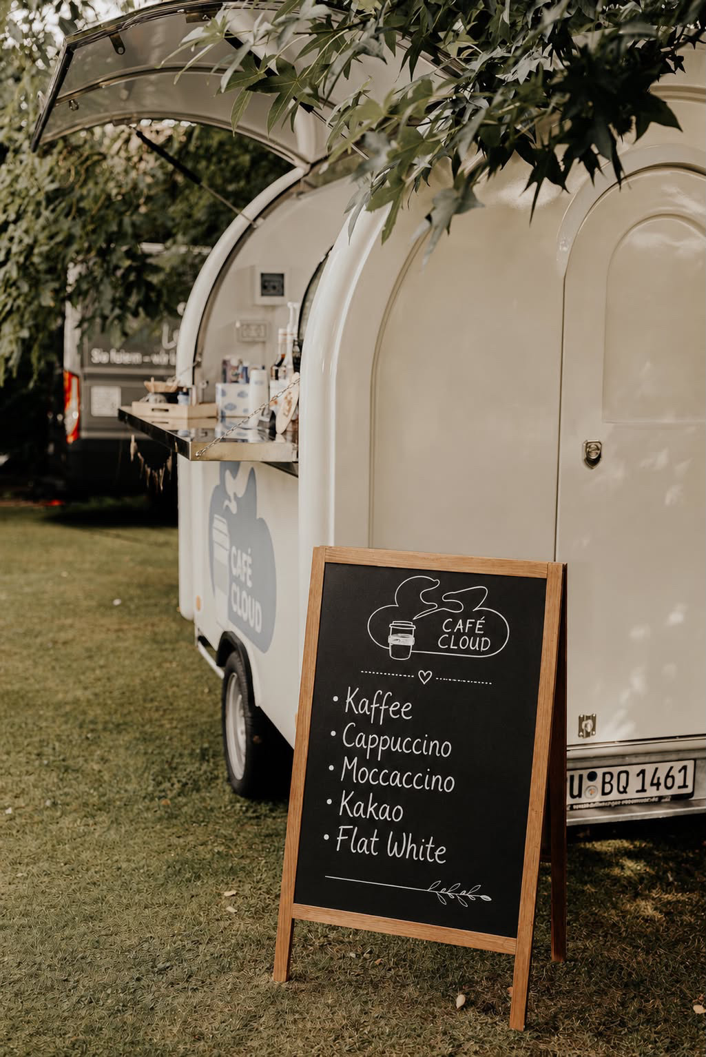Café Cloud Kaffeewagen mit Getränketafel im Grünen